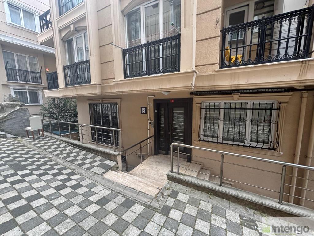 SANCAKTEPE SARI KONAKLAR SİTESİ'NDE SATILIK DUBLEKS DAİRE (Y-1830)