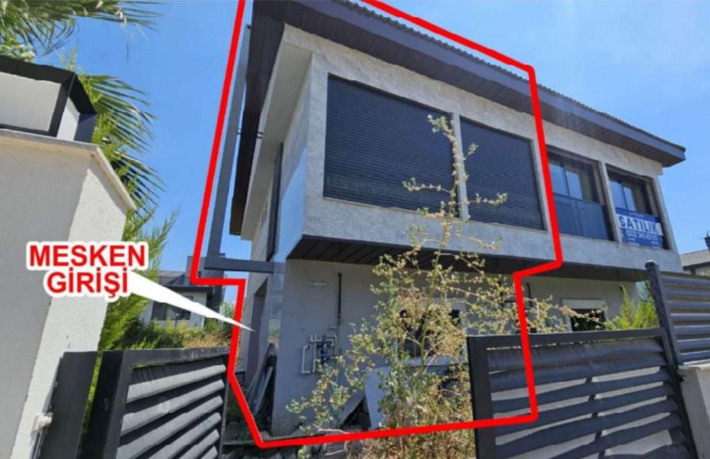 BORNOVA KAZIM DİRİK MAHALLESİ'NDE SATILIK TRİPLEKS VİLLA (990)