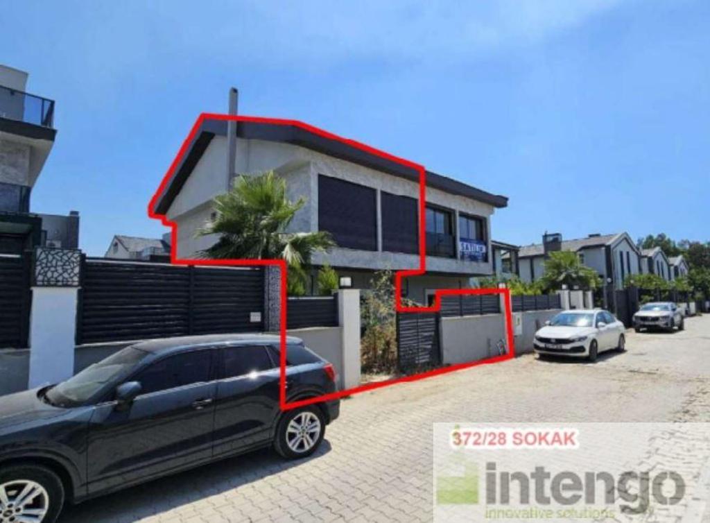 BORNOVA KAZIM DİRİK MAHALLESİ'NDE SATILIK TRİPLEKS VİLLA (990)