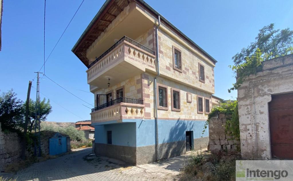 ÜRGÜP ŞAHİNEFENDİ MAHALLESİ'NDE SATILIK MÜSTAKİL EV VE ARSASI (AB-683)