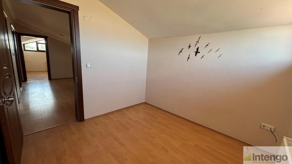 FOÇA'DA HAVUZLU BAHÇELİ TRİPLEKS VİLLA (101715556) — foto 28
