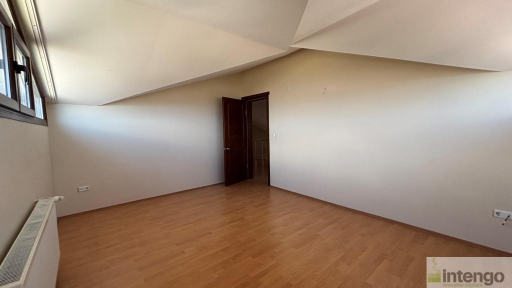 FOÇA'DA HAVUZLU BAHÇELİ TRİPLEKS VİLLA (101715556) — foto 26