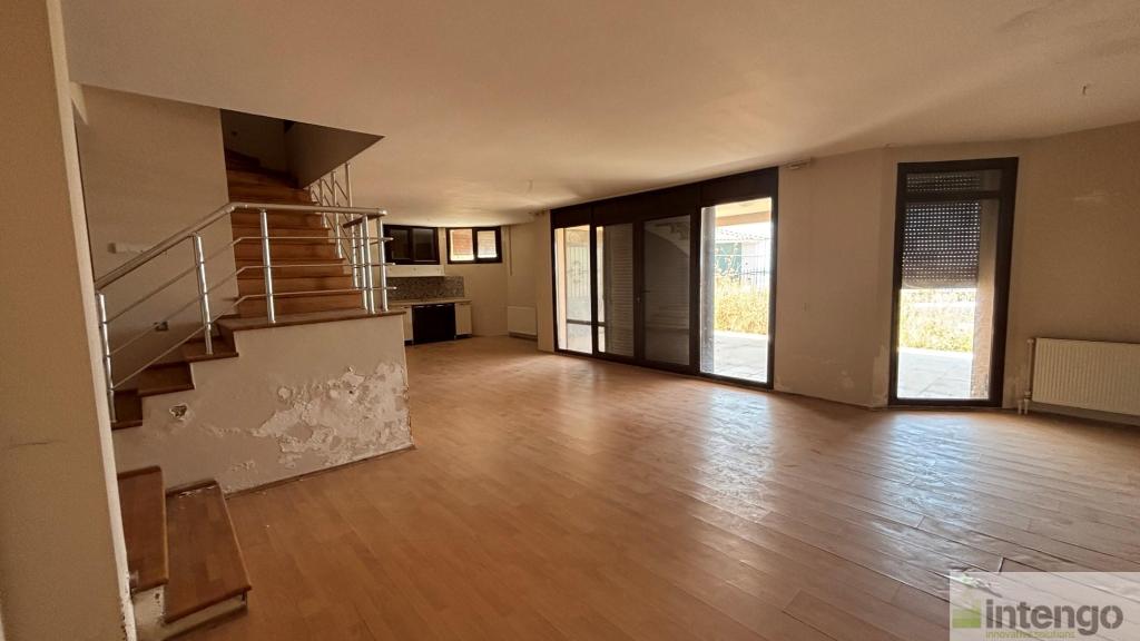 FOÇA'DA HAVUZLU BAHÇELİ TRİPLEKS VİLLA (101715556) — foto 6