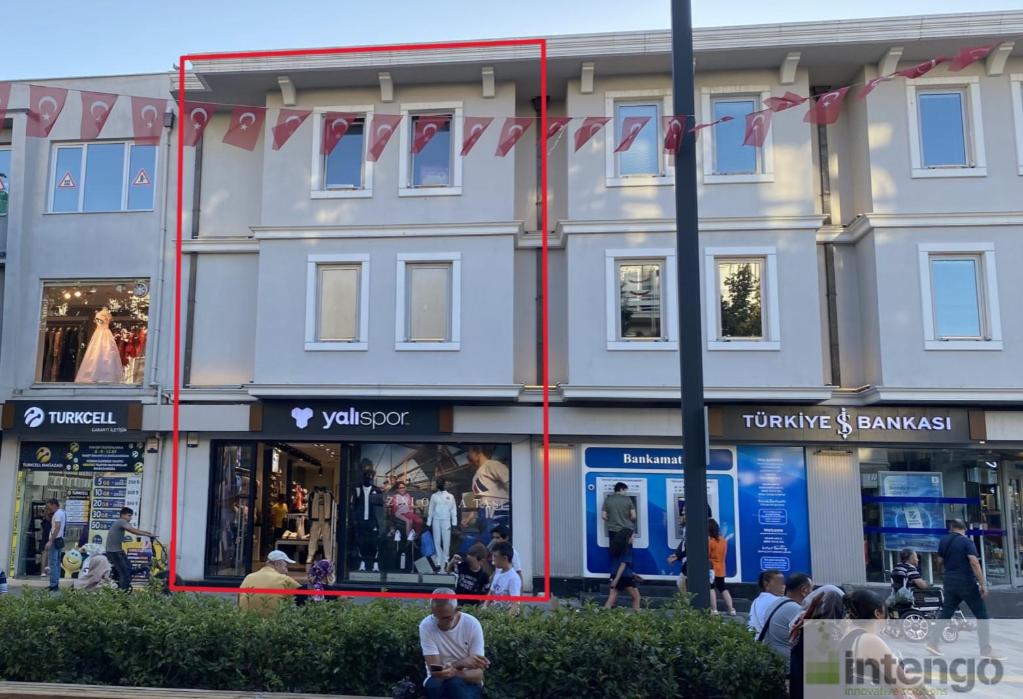 UŞAK MERKEZ İSMETPAŞA CADDESİ'NDE SATILIK 4 KATLI DÜKKAN (T-100656)