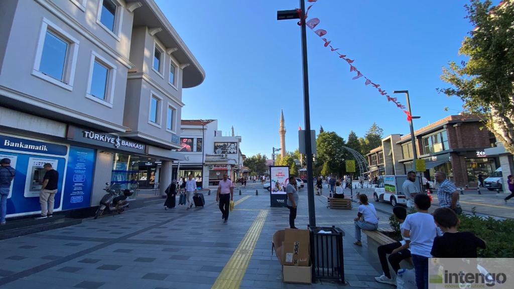 UŞAK MERKEZ İSMETPAŞA CADDESİ'NDE SATILIK 4 KATLI DÜKKAN (T-100656)