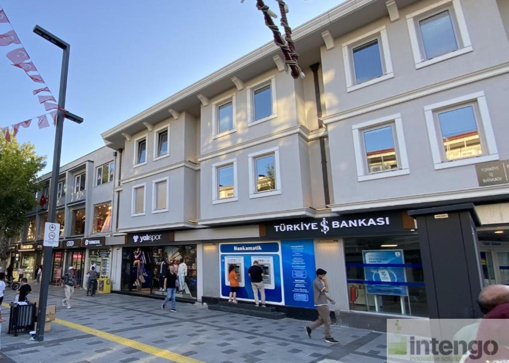 UŞAK MERKEZ İSMETPAŞA CADDESİ'NDE SATILIK 4 KATLI DÜKKAN (T-100656)
