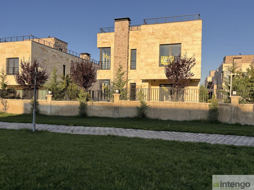 AVANOS AVA VİLLALARI SİTESİ'NDE SATILIK TRİPLEKS VİLLA (T-306812)