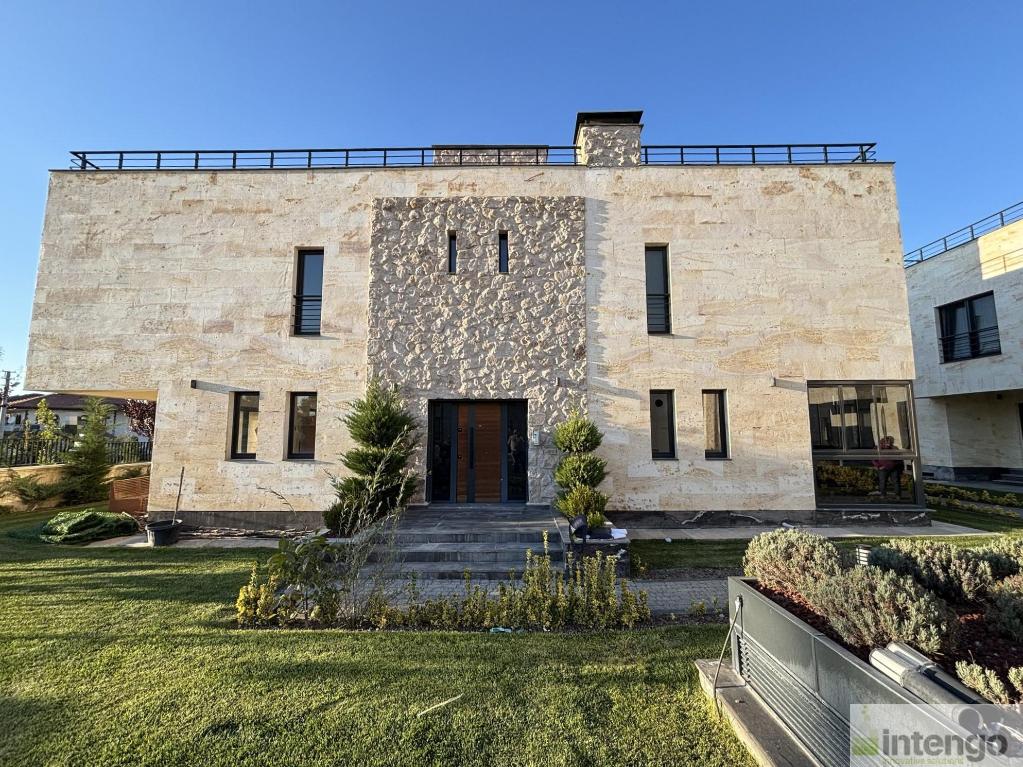 AVANOS AVA VİLLALARI SİTESİ'NDE SATILIK TRİPLEKS VİLLA (T-306812)