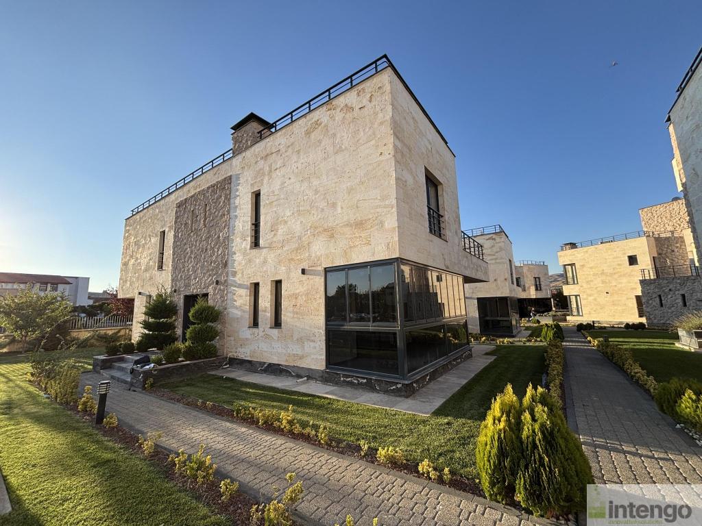AVANOS AVA VİLLALARI SİTESİ'NDE SATILIK TRİPLEKS VİLLA (T-306812)