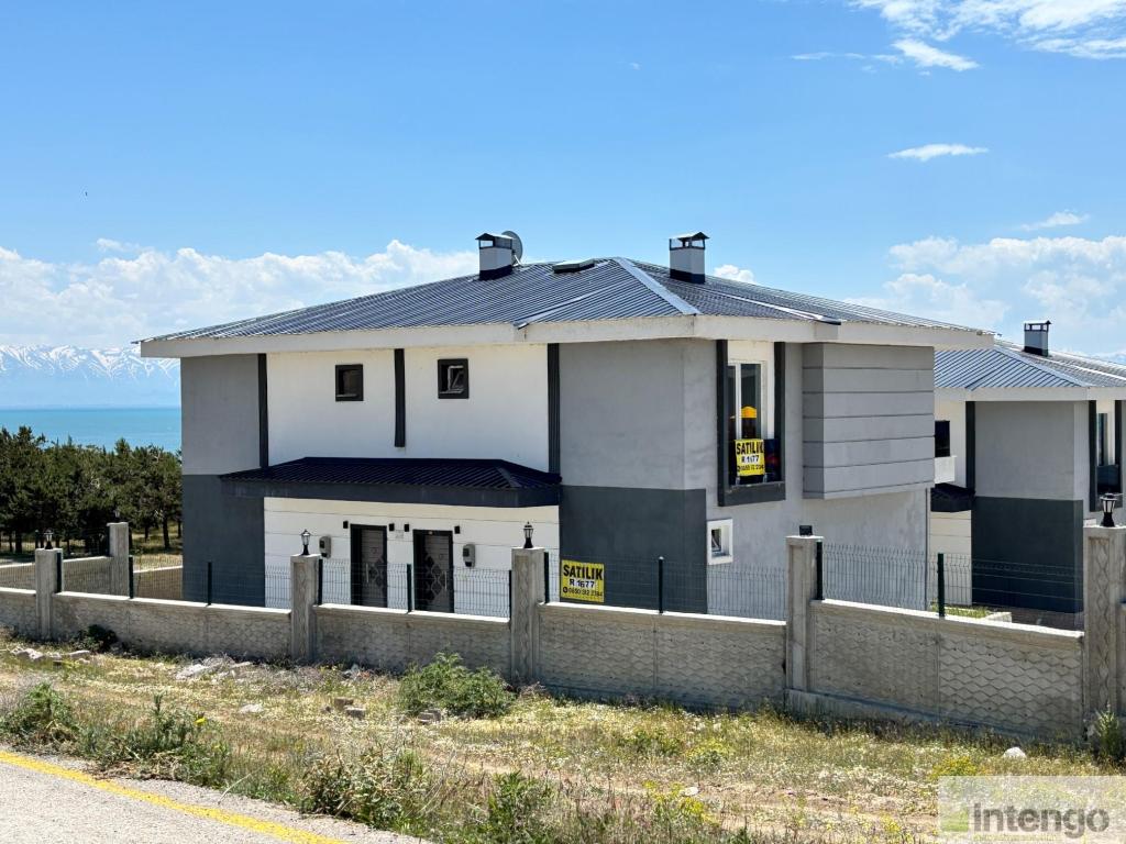 TUŞBA BLR EMLAK SİTESİ'NDE SATILIK DUBLEKS VİLLA (R-1677)
