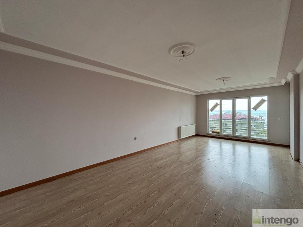 ARSİN YEŞİLYALI MAHALLESİ'NDE SATILIK DENİZ MANZARALI DAİRE (R-1711)