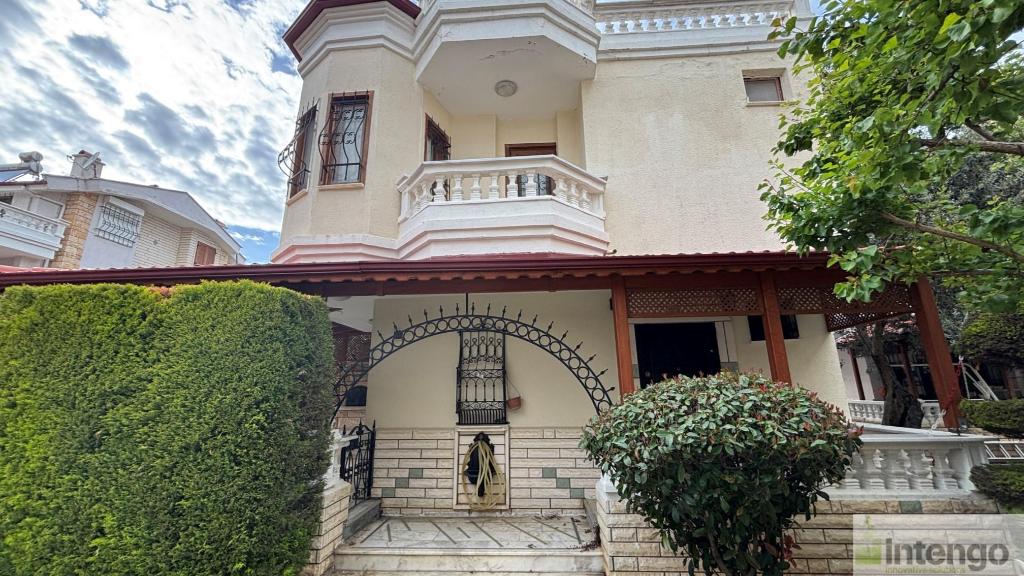 EDREMİT ATAMAN SİTESİ'NDE SATILIK TRİPLEKS VİLLA (R-1806)