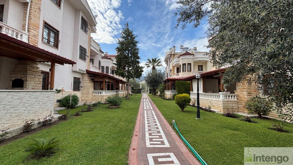 EDREMİT ATAMAN SİTESİ'NDE SATILIK TRİPLEKS VİLLA (R-1806)