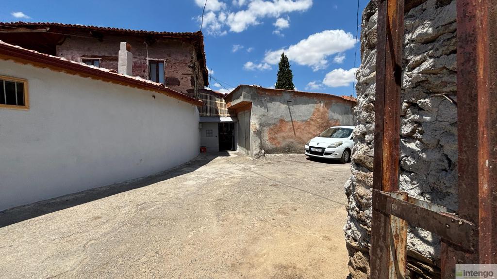 KULA CAMİİ CEDİT MAHALLESİ'NDE SATILIK KÖY EVİ VE ARSASI (R-1818)