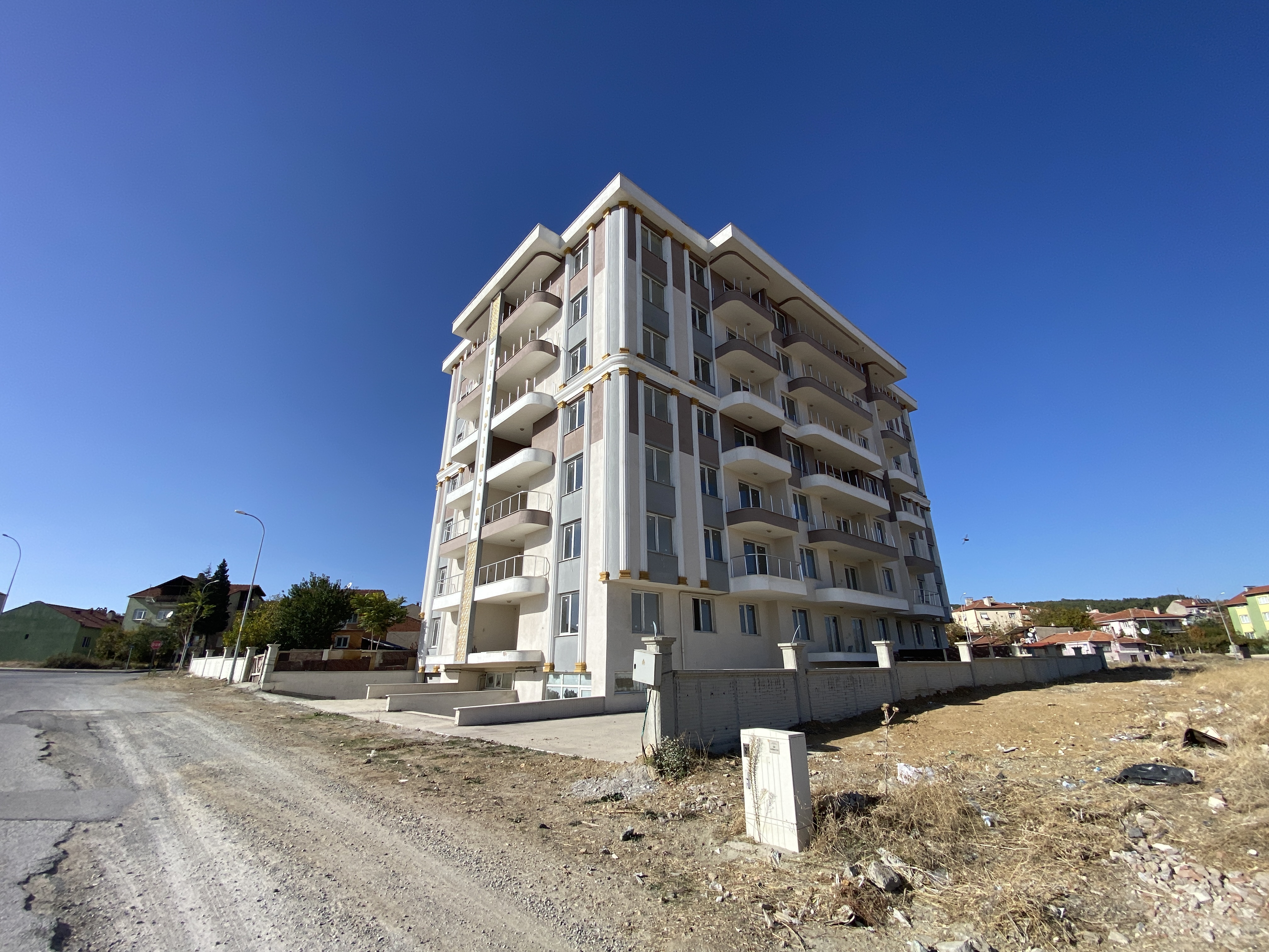 UŞAK MERKEZ MEHMET AKİF ERSOY MAH.'DE DAİRE (R-1072)